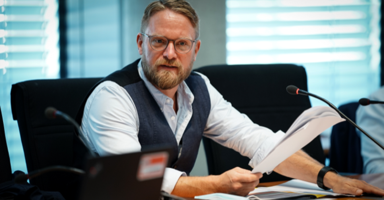 Jan Korte spricht während einer Fraktionssitzung der Linksfraktion Jan Korte spricht während einer Fraktionssitzung der Linksfraktion