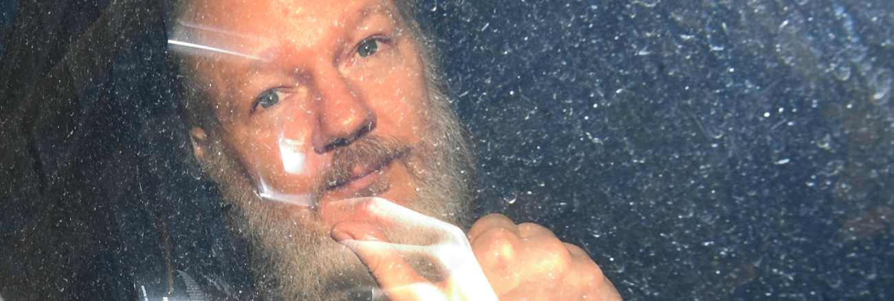Wikileaks-Gründer Julian Assange bei seiner Festnahme 2019 in London © picture alliance/AP Photo/Victoria Jones