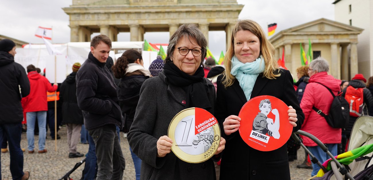 Cornelia Möhring (l.) und Doris Achelwilm bei der Kundgebung zum Equal Pay Day am 18. März 2019 am Brandenburger Tor in Berlin. Foto: Olaf Krostitz