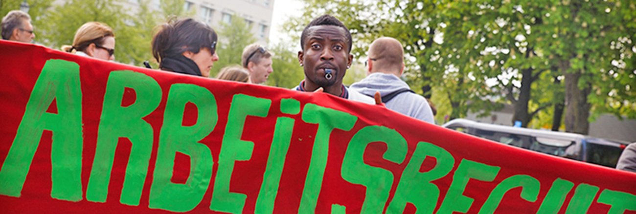 Auf einem roten Transparent bei einer Demonstration zum 1. Mai 2015 steht in grüner Schrift "Arbeitsrecht". Foto: Flickr / Montecruz Foto (CC BY-SA 2.0) | Full gallery: http://www.montecruzfoto.org/01-05-2015-DGB-Mayday-demo-Berlin