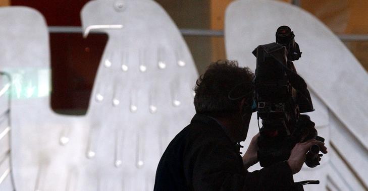 Silhouette eines Kameramanns mit Kamera vor dem Bundesadler im Plenarsaal des Bundestages © DBT/Hans-Günther Oed Silhouette eines Kameramanns mit Kamera vor dem Bundesadler im Plenarsaal des Bundestages © DBT/Hans-Günther Oed