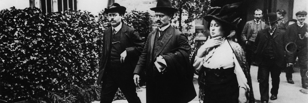 Karl Liebknecht (M.) und Rosa Luxemburg 1909 in Leipzig © picture-alliance/akg