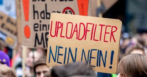 Bei der Save the Internet-Demonstration am 23. März 2019 in Hamburg gegen die geplante EU-Urheberrechtsreform hält ein Teilnehmer ein Schild mit der Aufschrift: Uploadfilter. Nein nein! © picture alliance/xim.gs