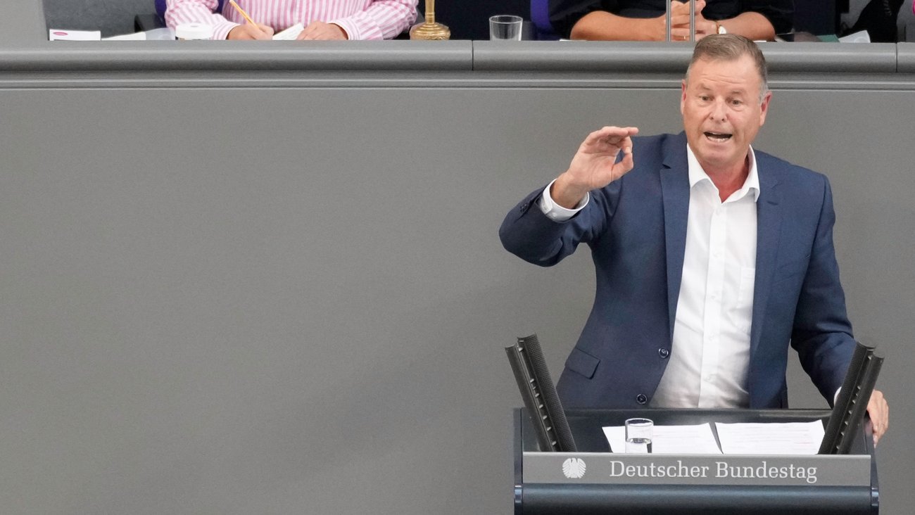 Christian Görke am Rednerpult des Bundestages