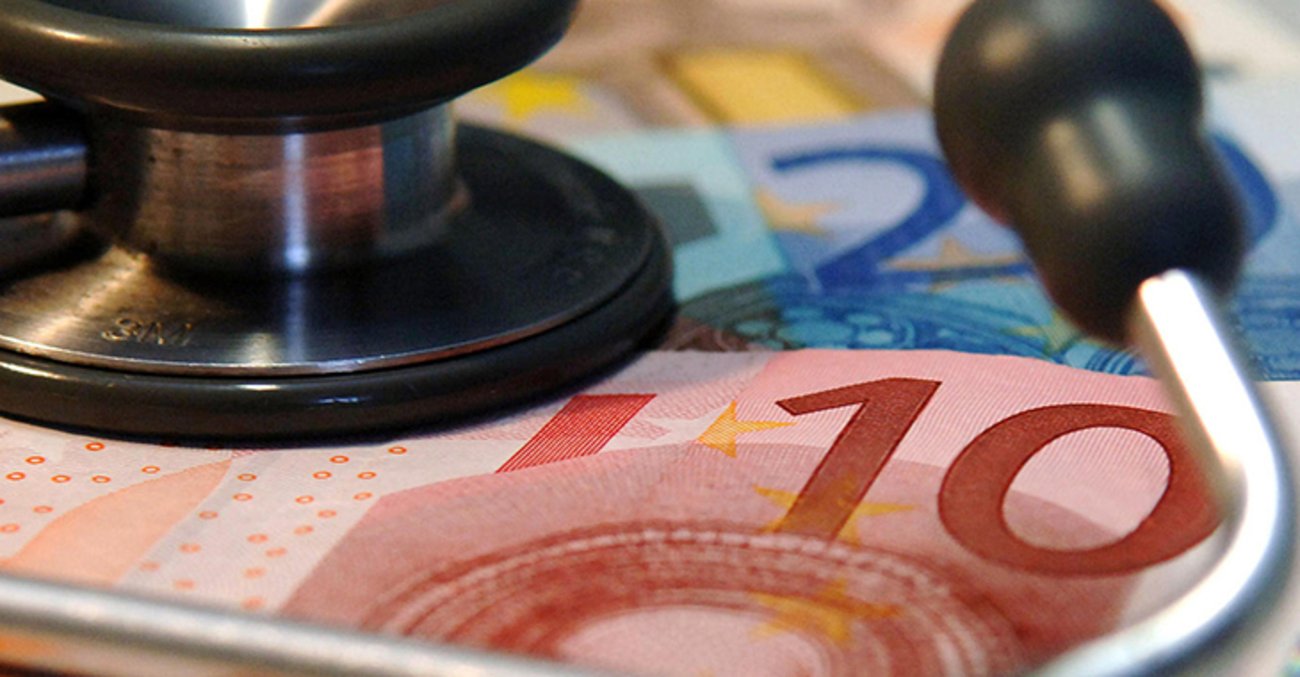 Solidarische Gesundheitsversicherung: Stethoskop auf Euroscheinen Solidarische Gesundheitsversicherung: Stethoskop auf Euroscheinen