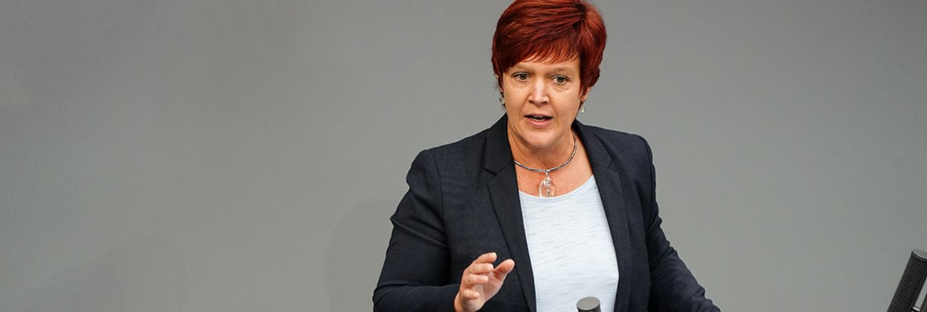 Susanne Ferschl am Redepult des Bundestags