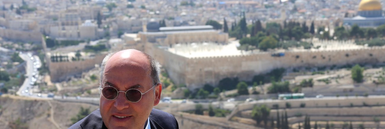 Gregor Gysi während einer Israel-Reise 2014 vor der Altstadt von Jerusalem mit der al-Aqsa-Moschee auf dem Tempelberg