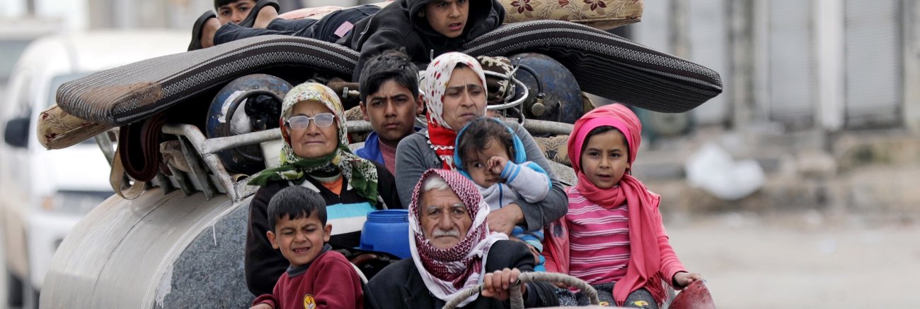 Menschen fliehen am 10. März 2018 aus Khaldieh im Süden der Region Afrin © REUTERS/Khalil Ashawi