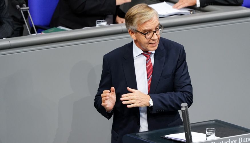 Dietmar Bartsch am Rednerpult des Bundestages Dietmar Bartsch am Rednerpult des Bundestages