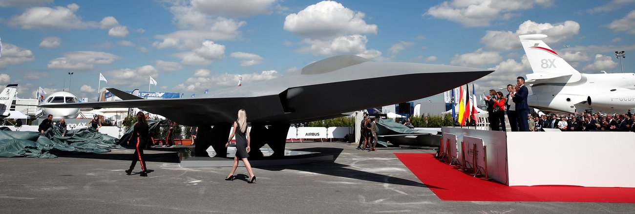 Unterzeichnung des deutsch-französisch-spanischen Kampfjetprojekts am 17. Juni 2019 in Le Bourget, u.a. mit Emmanuel Macron und Ursula von der Leyen © REUTERS/Benoit Tessier/Pool