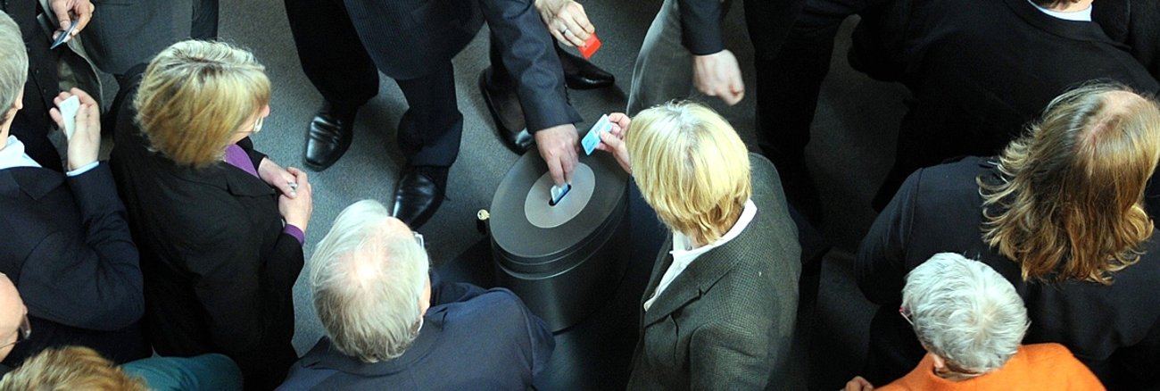 Mitglieder des Bundestages bei einer namentlichen Abstimmung © DBT/Lichtblick/Achim Melde