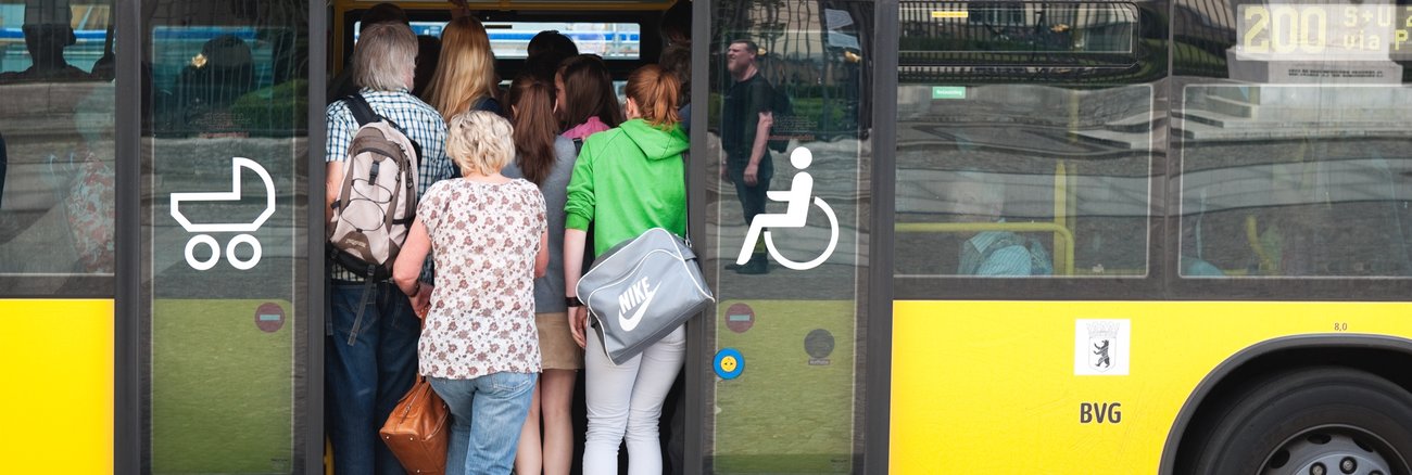 Fahrgäste drängen in einen überfüllten BVG-Bus in Berlin © iStock/freie-kreation