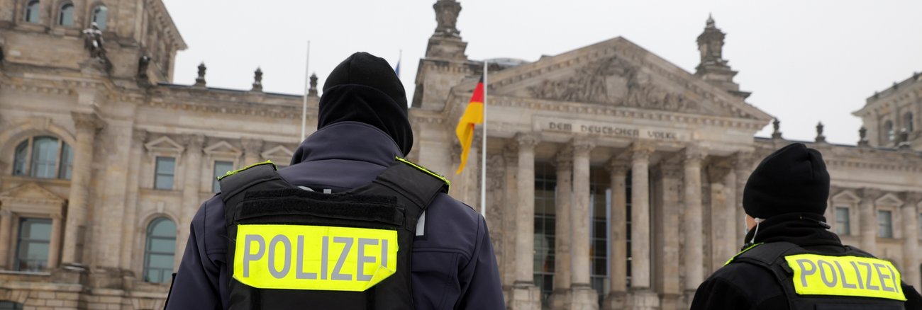 Zwei Polizisten mit schusssicheren Westen vor dem Reichstagsgebäude in Berlin © REUTERS/Michele Tantussi