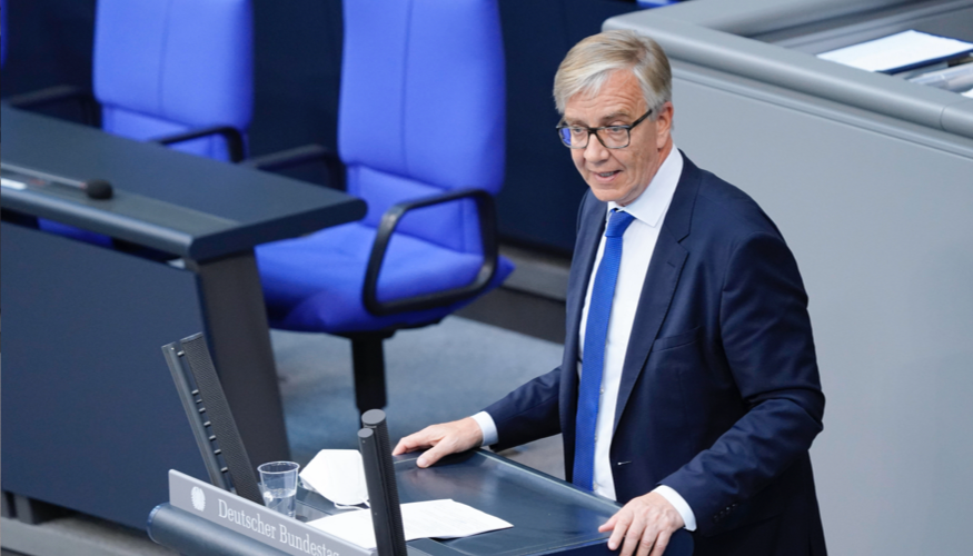Dietmar Bartsch am Rednerpult des Bundestages © picture alliance / Flashpic|Jens Krick Dietmar Bartsch am Rednerpult des Bundestages © picture alliance / Flashpic|Jens Krick