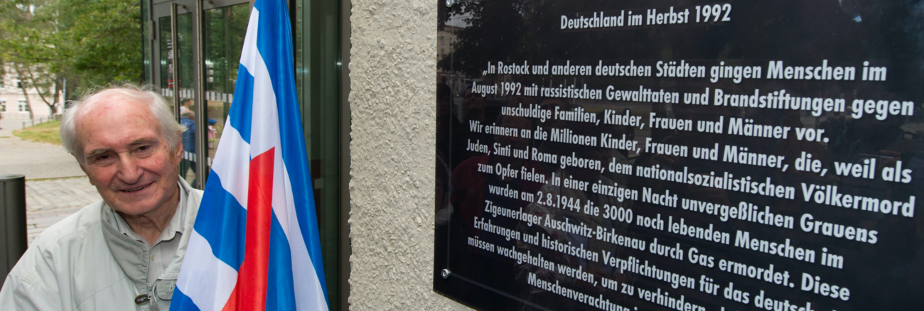 Heinrich Fink mit einer Fahne der Vereinigung der Verfolgten des Naziregimes – Bund der Antifaschistinnen und Antifaschisten © picture alliance/dpa/Stefan Sauer
