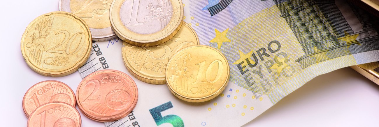 Ein Fünf-Euro-Schein und Münzen im Wert von zusammen 8,84 Euro © iStockphoto.com/Filmfoto