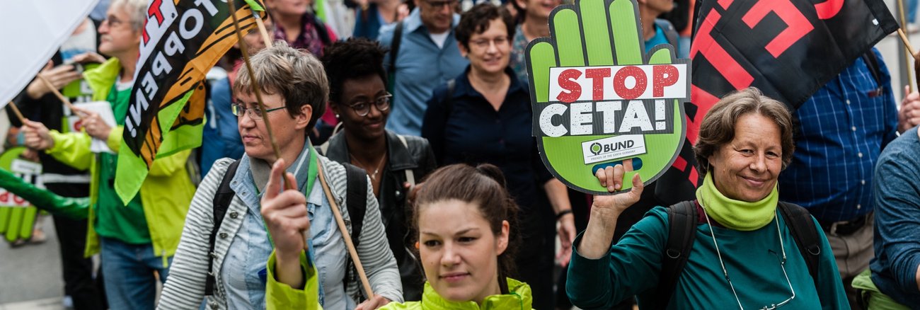 Bei der Demonstration am 17. September 2016 in Frankfurt am Main hält eine Teilnehmerin eine Schaumstoffhand mit der Aufschrift »Stop CETA!« © Patrick G. Stößer/Campact