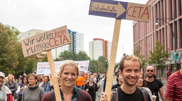 Demoteilnehmer halten Schilder mit den Aufschriften »Wir wollen kein rumgeCETA« und »Einbahnstraße CETA« © Jakob Huber/Campact