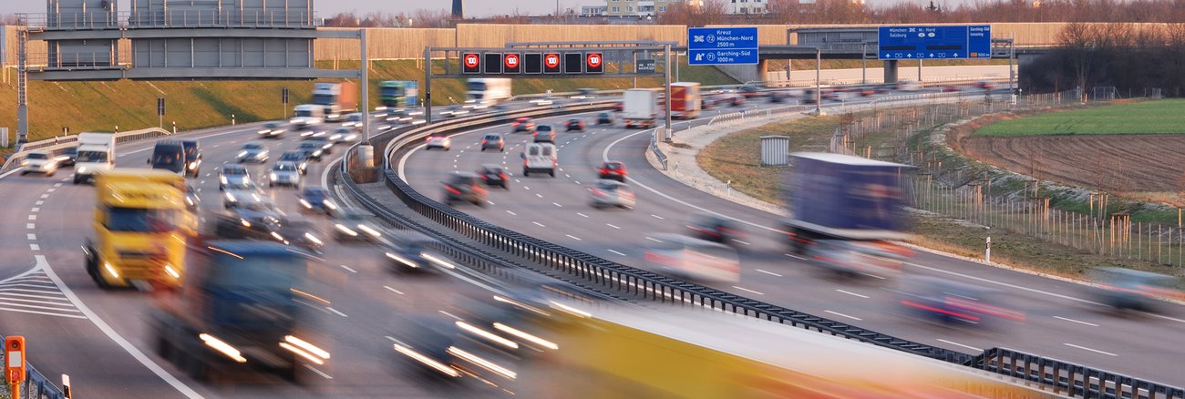 Verkehr auf einer Autobahn bei München © istock.com/manwolste