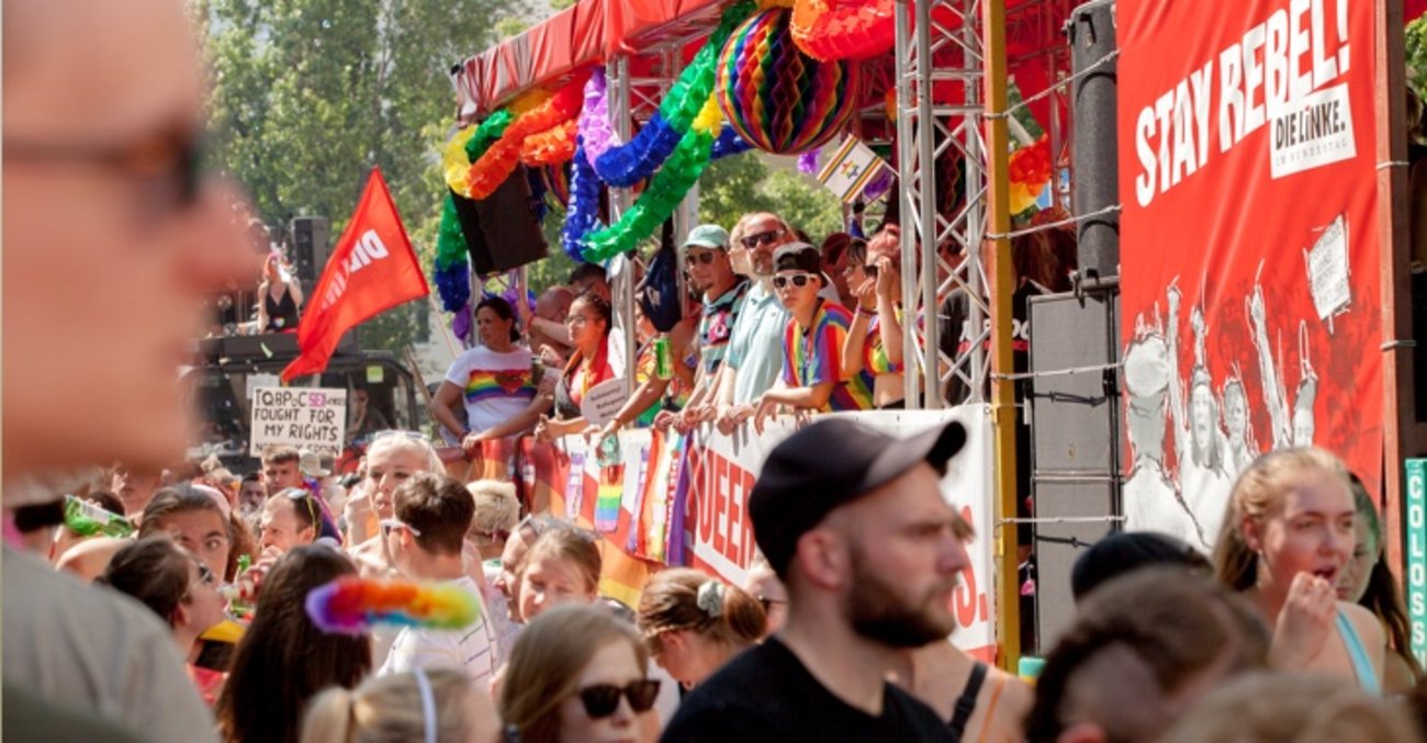 Wagen der Linksfraktion beim CSD am 27. Juli 2019 in Berlin © Rico Prauss