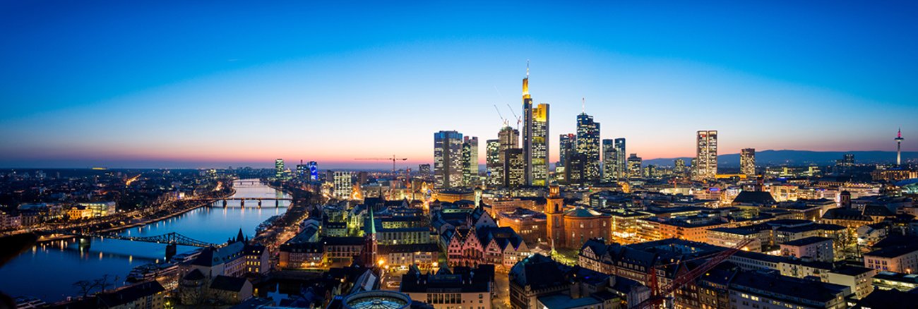 Blick auf das Bankenzentrum in Frankfurt am Main © istockphoto.com / jotily