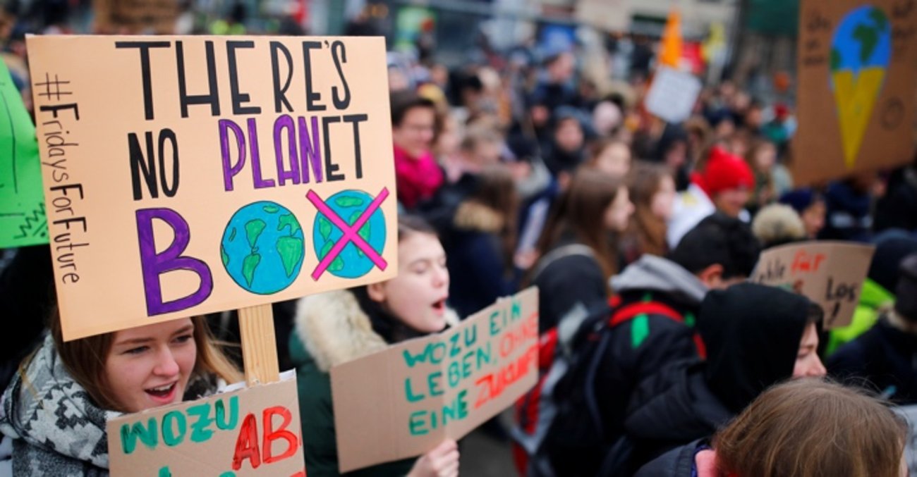 Bei einer FridaysForFuture-Demonstration am 1. Februar 2019 in Berlin hält eine Schülerin ein Schild mit der Aufschrift: There's no Planet B © REUTERS/Hannibal Hanschke