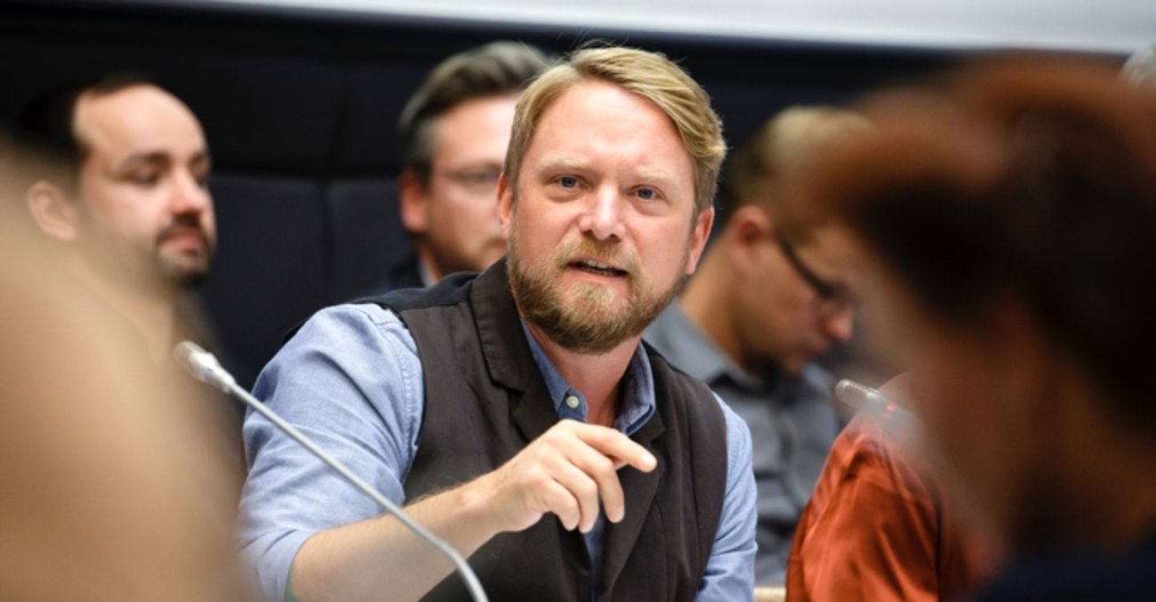 Jan Korte spricht während einer Fraktionssitzung der Linksfraktion im Clara-Zetkin-Saal des Bundestages © DBT/Thomas Imo/photothek