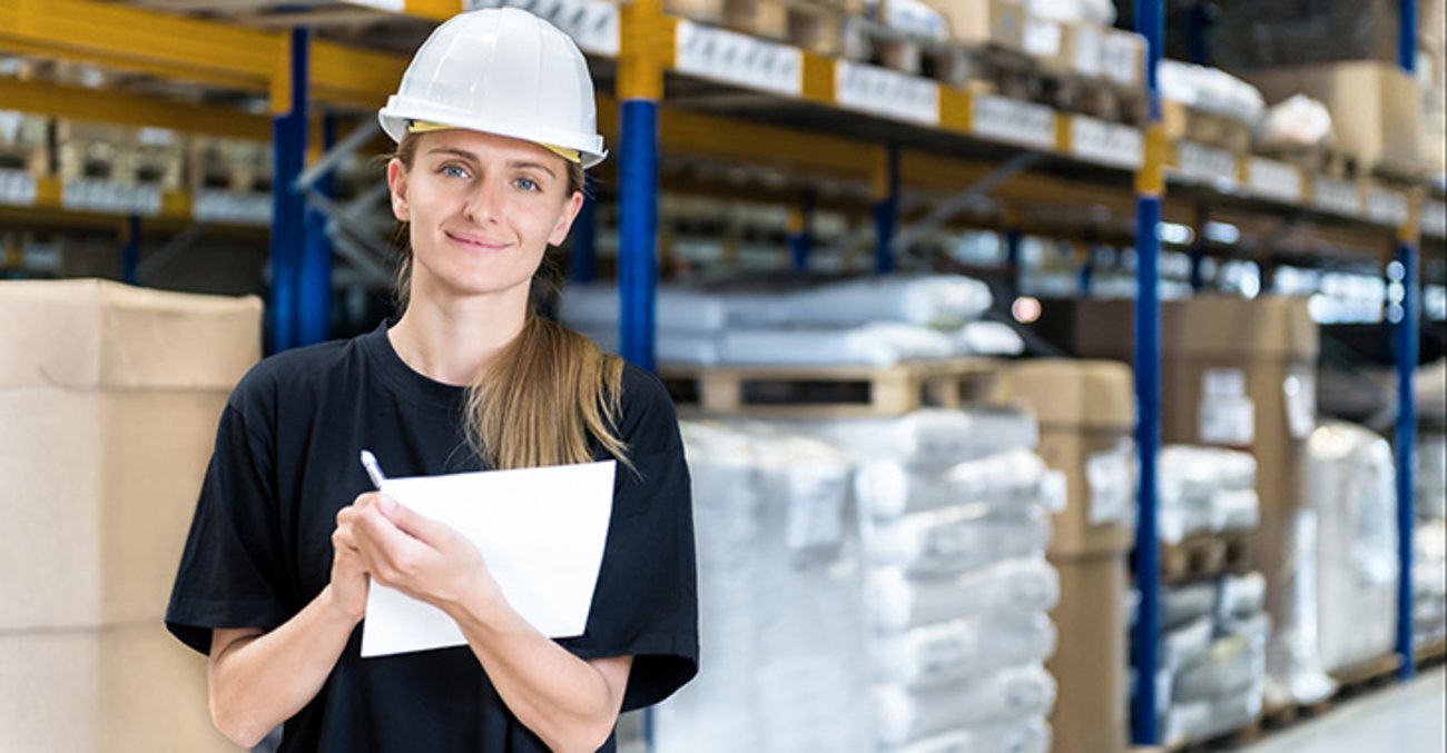 Junge Arbeiterin in einem Lager Junge Arbeiterin in einem Lager