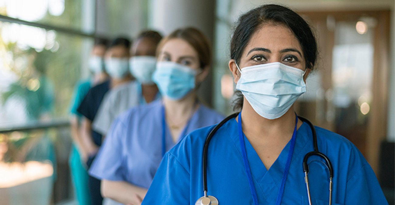 Über der Belastungsgrenze: Pflegerinnen im Krankenhaus Foto: istock Über der Belastungsgrenze: Pflegerinnen im Krankenhaus
