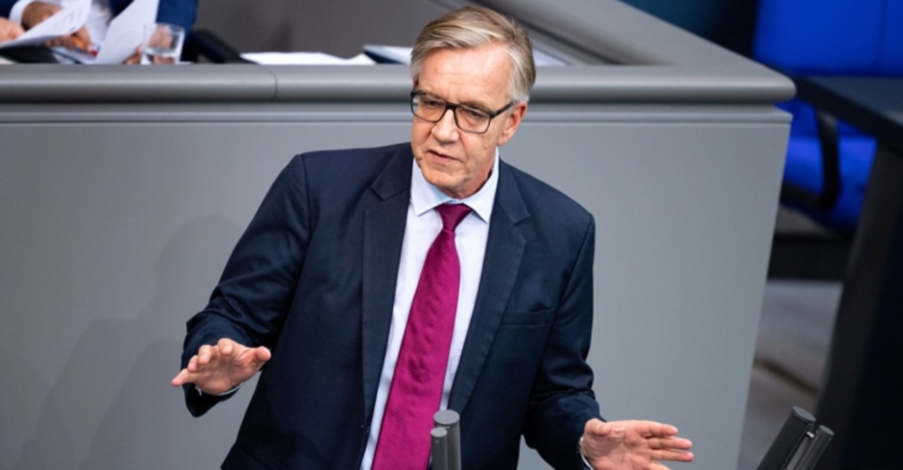 Dietmar Bartsch am Rednerpult des Bundestages © dpa/Bernd von Jutrczenka