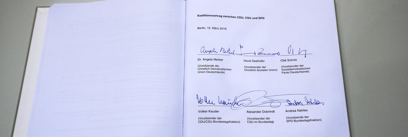Koalitionsvertrag zwischen CDU, CSU und SPD vom 12. März 2018 mit den Unterschriften von Angela Merkel, Horst Seehofer und Olaf Scholz ©dpa/Wolfgang Kumm