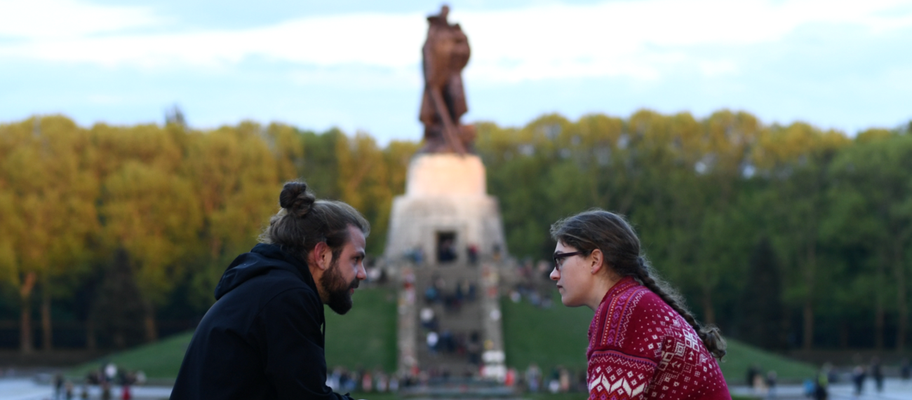 Eine junge Frau und ein junger Mann sitzen vor dem Sowjetischen Ehrenmal im Treptower Park in Berlin © REUTERS/Annegret Hilse Eine junge Frau und ein junger Mann sitzen vor dem Sowjetischen Ehrenmal im Treptower Park in Berlin © REUTERS/Annegret Hilse