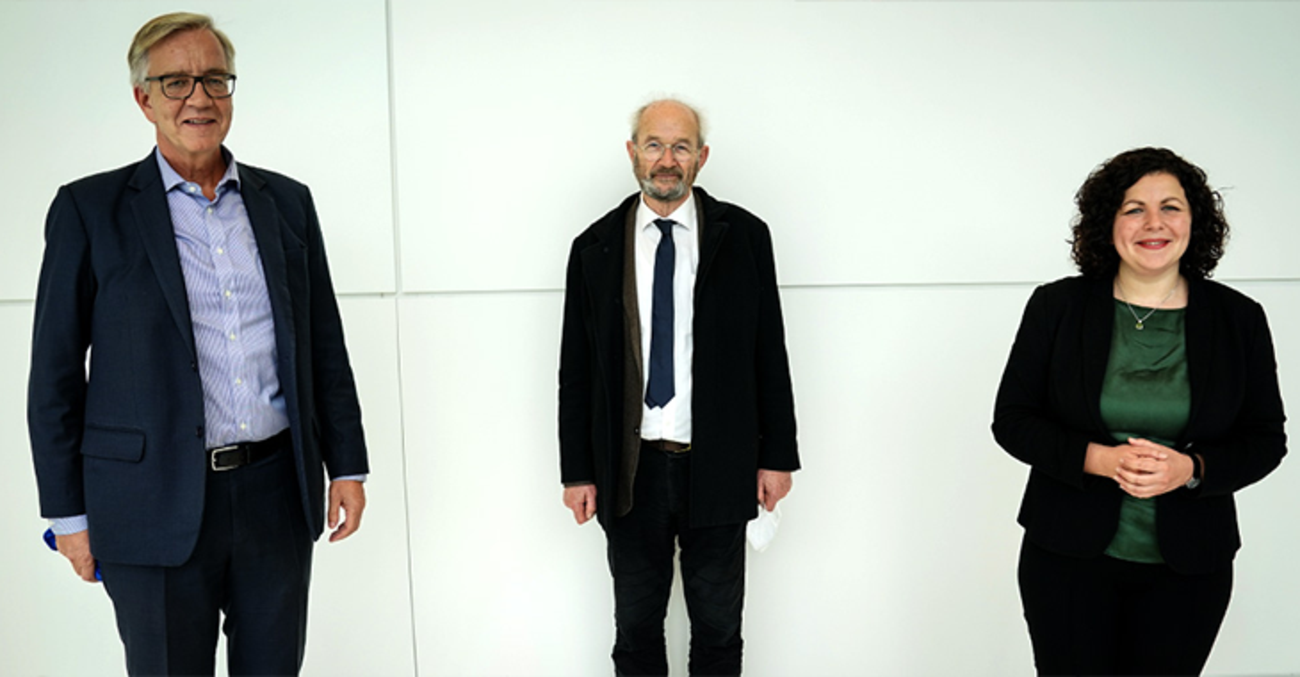 Fraktionsvorsitzende Dietmar Bartsch und Amira Mohamed Ali mit John Shipton Fraktionsvorsitzende Dietmar Bartsch und Amira Mohamed Ali mit John Shipton
