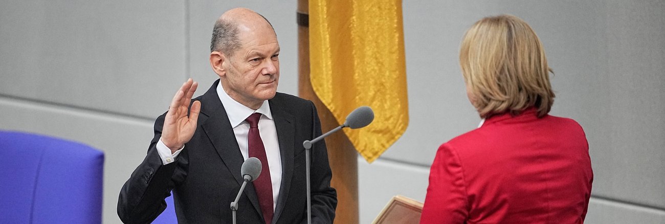 Olaf Scholz leistet am 8. Dezember 2021 vor Bundestagspräsidentin Bärbel Das seinen Amtseid als Bundeskanzler © picture alliance/dpa|Michael Kappeler