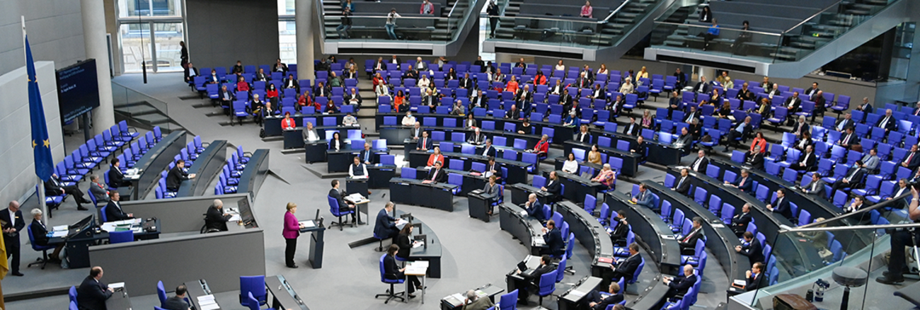 Bundestagssitzung im Plenarsaal mit Kanzlerin Angela Merkel am Pult @DBT/Achim Melde