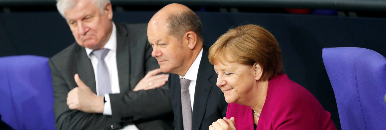 Horst Seehofer, Olaf Scholz und Angela Merkel auf der Regierungsbank im Plenarsaal des Bundestages © REUTERS/Fabrizio Bensch