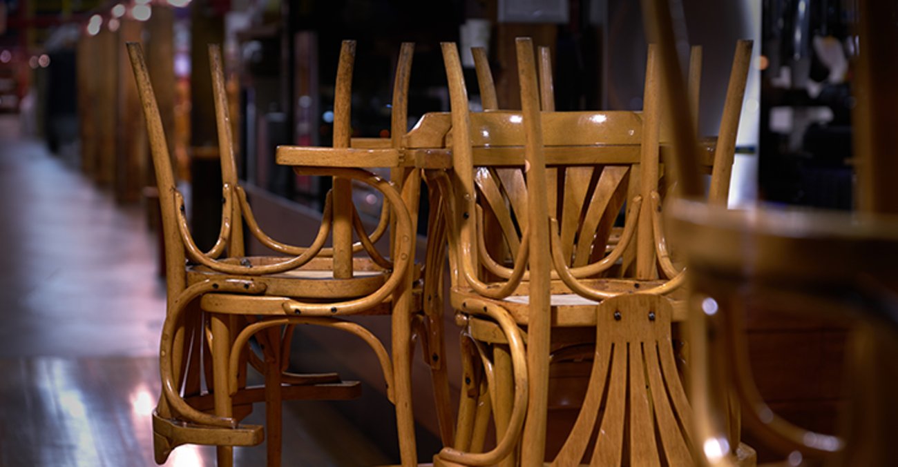 Umgedrehte Stühle in einer geschlossen Gastwirtschaft 