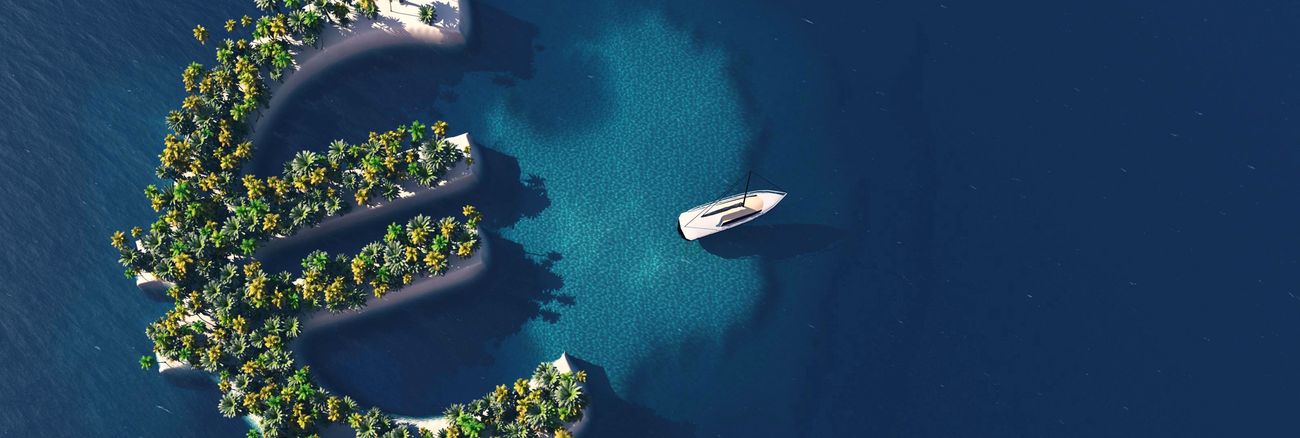 Eine Yacht schwimmt im Meer vor einer Insel in Form eines Euro-Symbols © iStock/Mihai Maxim Eine Yacht schwimmt im Meer vor einer Insel in Form eines Euro-Symbols © iStock/Mihai Maxim