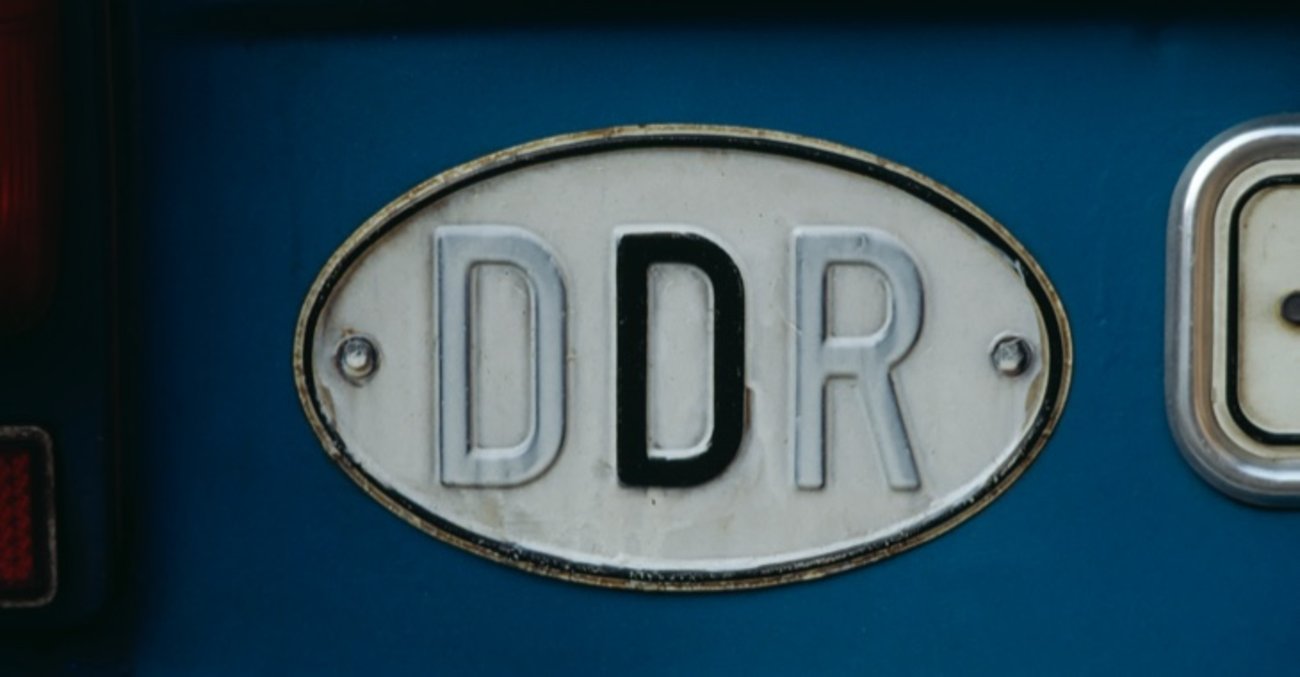 Altes DDR-Kfz-Länderkennzeichen mit dem ersten D und dem R weiß überstrichen @ iStock/clu