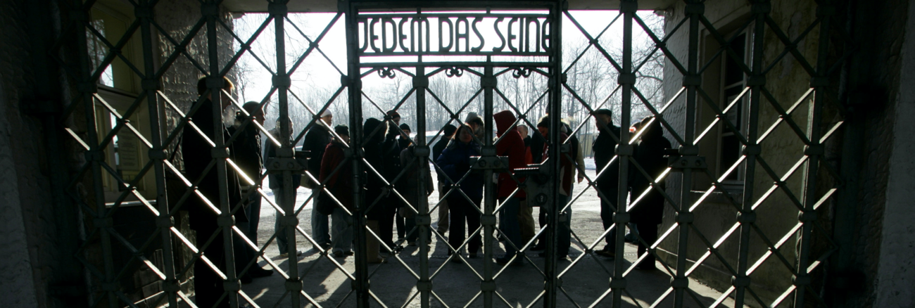 Besucher stehen hinter dem Eingangstor des ehemaligen Konzentrationslagers Buchenwald © REUTERS/Arnd Wiegmann