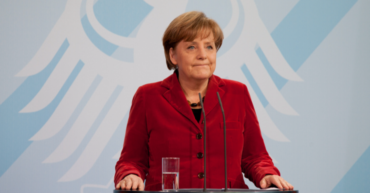 Bundeskanzlerin Angela Merkel bei einer Pressekonferenz vor dem Bundesadler © picture alliance/dpa/Herbert Knosowski