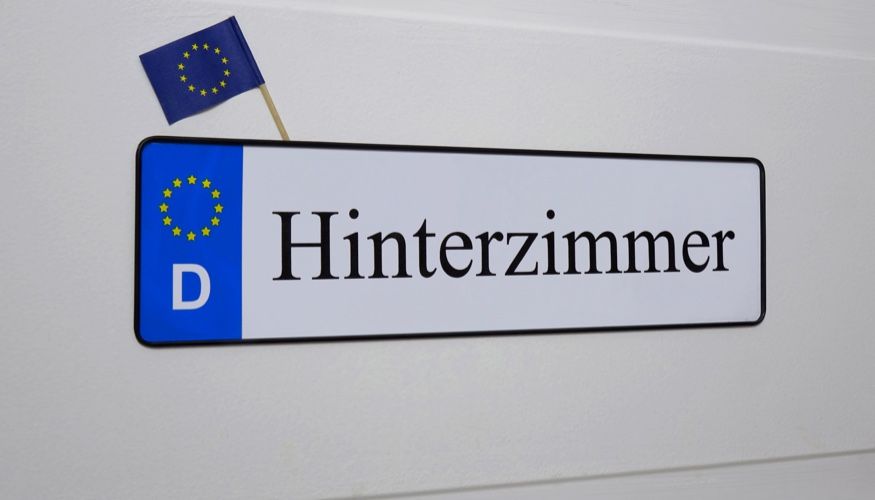 Ein EU-Fähnchen aus Papier und ein Autonummernschild mit der Aufschrift Hinterzimmer © dpa Ein EU-Fähnchen aus Papier und ein Autonummernschild mit der Aufschrift Hinterzimmer © dpa