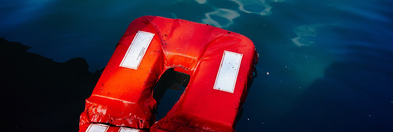 Rettungsweste im Wasser