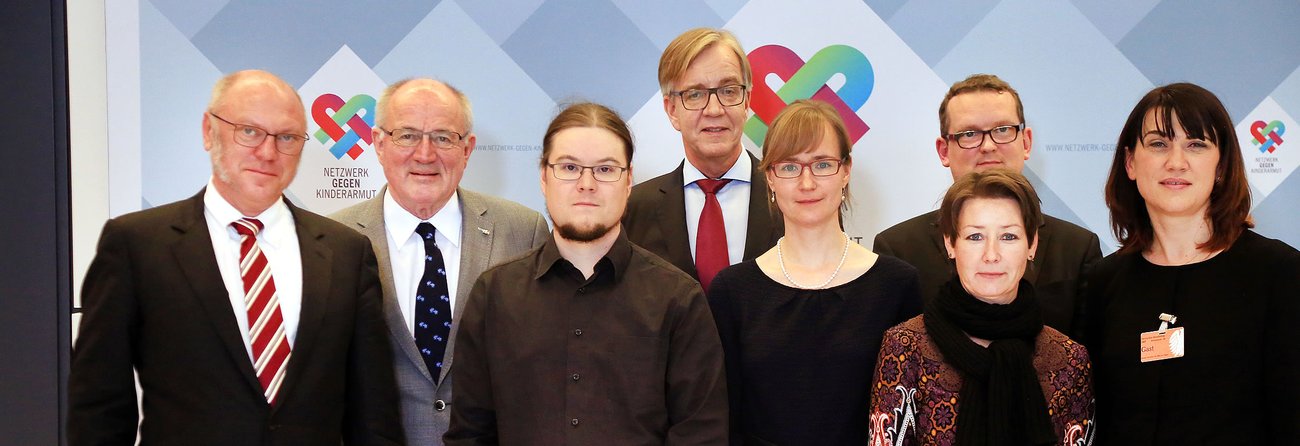 Dietmar Bartsch, Jaqueline Bernhardt, Solveig Schuster, Eva von Angern, Norbert Müller, Heinz Hilger und Ulrich Schneider präsentieren am 1. Dezember 2016 das Netzwerk gegen Kinderarmut Dietmar Bartsch, Jaqueline Bernhardt, Solveig Schuster, Eva von Angern, Norbert Müller, Heinz Hilger und Ulrich Schneider präsentieren am 1. Dezember 2016 das Netzwerk gegen Kinderarmut