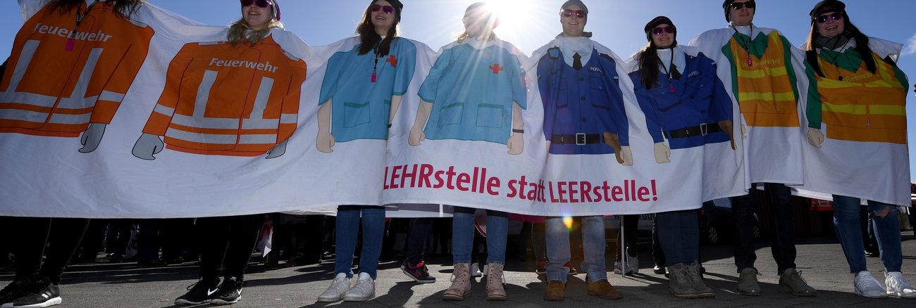 Bei einer Demonstration zum Warnstreik im öffentlichen Dienst am 20. März 2018 in Kiel tragen Teilnehmerinnen ein Transparent mit der Aufschrift »Lehrstelle statt Leerstelle« © Carsten Rehder/dpa