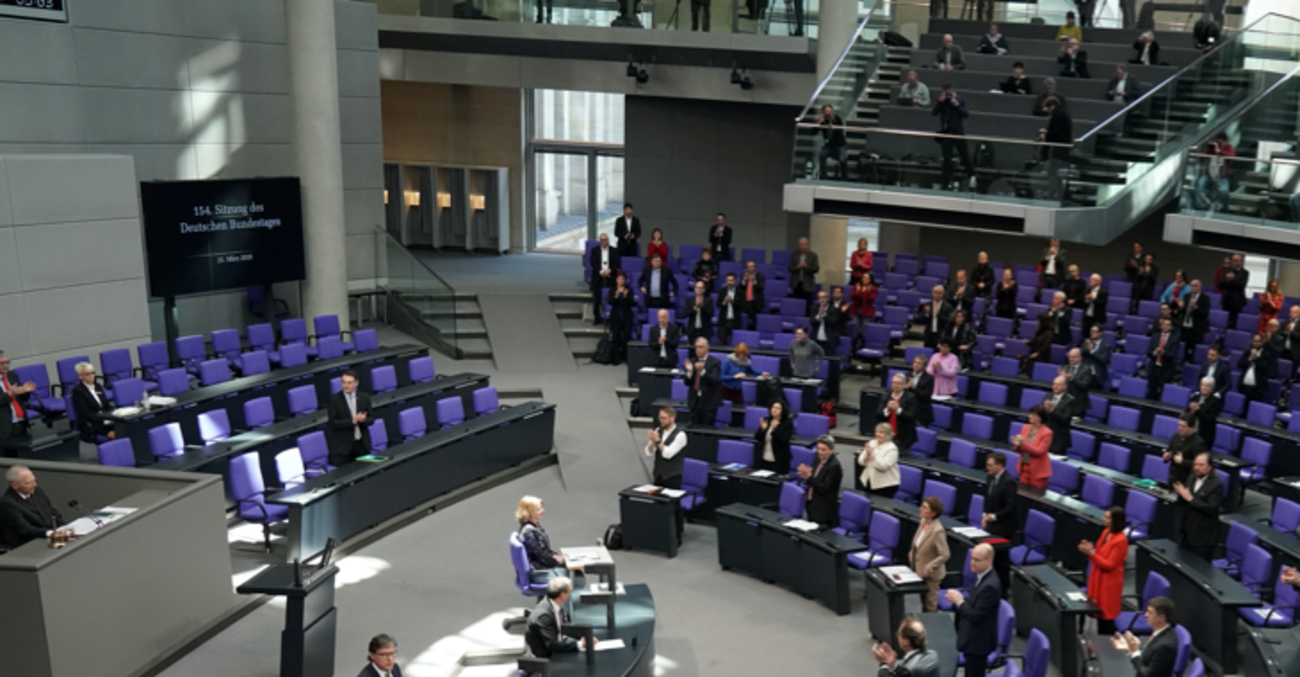 Die Mitglieder des Bundestages erheben sich am 25. März 2020 von ihren Plätzen und applaudieren als Zeichen des Danks an alle Helfer in der Coronakrise