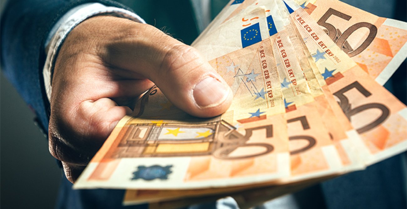 Lobbyismus: Eine Hand mit 50 Euro Scheinen
