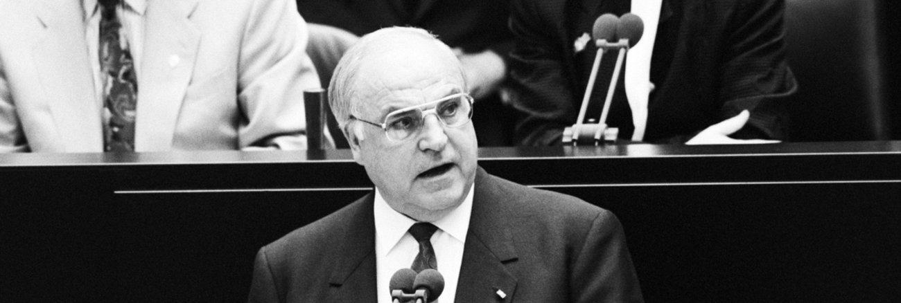 Helmut Kohl 1992 am Rednerpult des Bundestages © DBT/Presse-Service Steponaitis