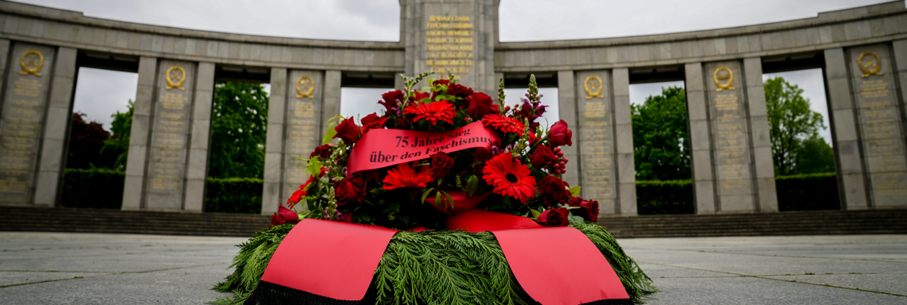 Am Sowjetischen Ehrenmal im Berliner Tiergarten liegt ein Blumengebinde mit der Aufschrift »75 Jahre Sieg über den Faschismus«