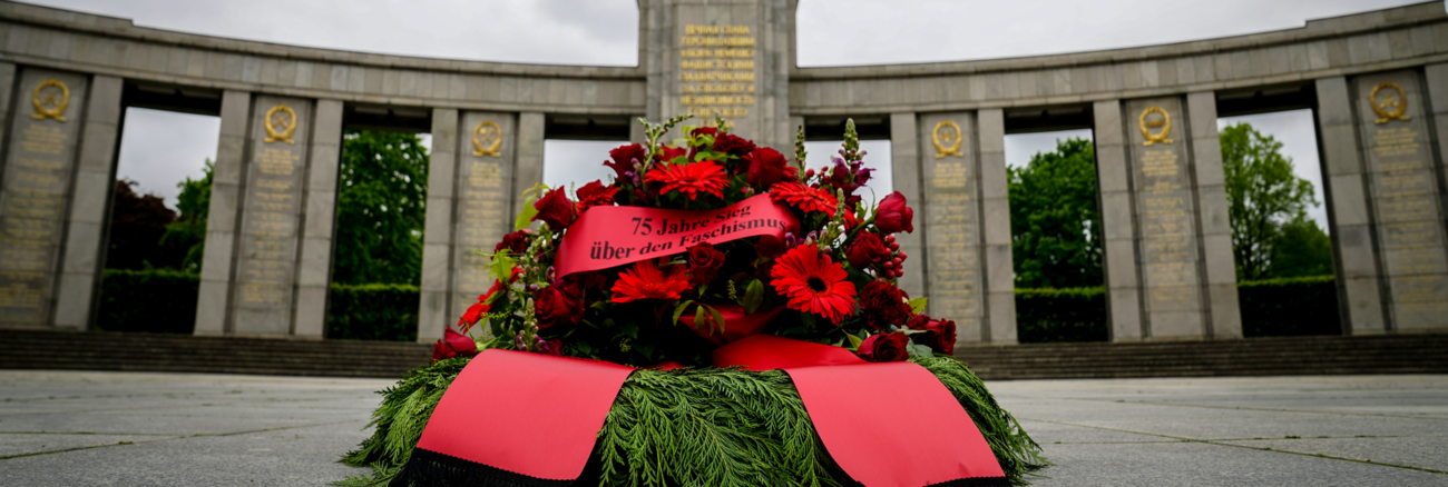 Am Sowjetischen Ehrenmal im Berliner Tiergarten liegt ein Blumengebinde mit der Aufschrift »75 Jahre Sieg über den Faschismus« Am Sowjetischen Ehrenmal im Berliner Tiergarten liegt ein Blumengebinde mit der Aufschrift »75 Jahre Sieg über den Faschismus«